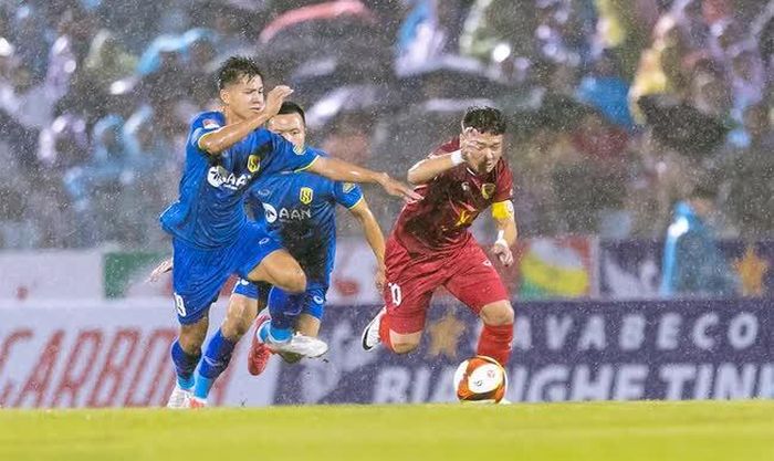 SLNA (xanh) và Hồng Lĩnh Hà Tĩnh sẽ phải quyết đấu vòng 25 để nỗ lực tránh vé play-off. Ảnh: VPF