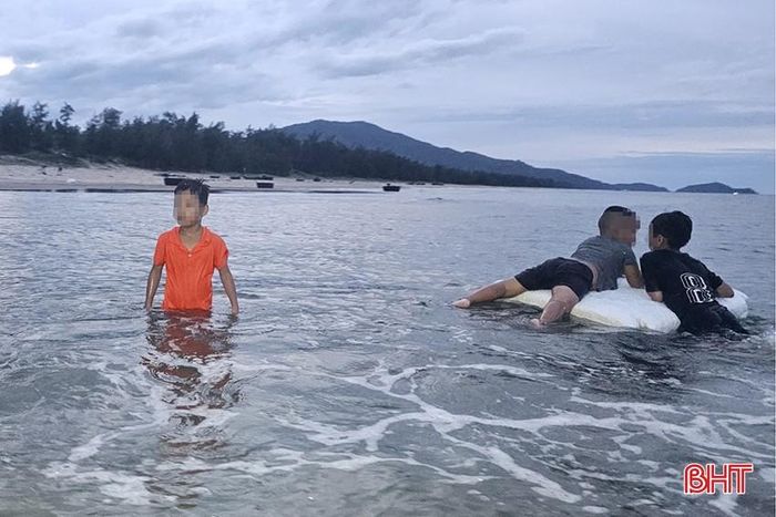  Đừng chủ quan, lơ là khi để trẻ con chơi đùa trên biển. 