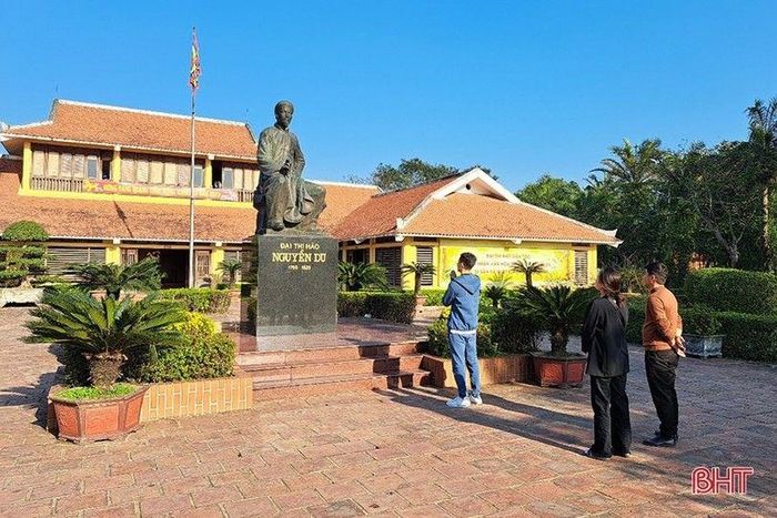  Du khách tham quan Khu lưu niệm Nguyễn Du. 