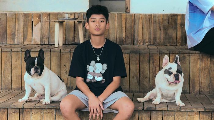 Bé Kỳ Anh sở hữu vẻ ngoài điển trai, chiều cao nổi bật khi mới chỉ 13 tuổi. 