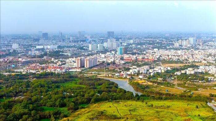 Nhiều người mua nhà đang có tâm lý chờ đợi giá giảm. Ảnh: Hoàng Anh.