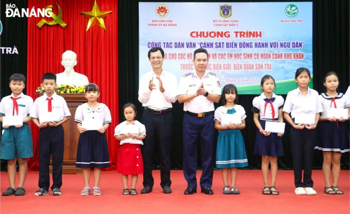 Ban Dân vận Thành ủy, Bộ Tư lệnh Vùng Cảnh sát biển 2 phối hợp UBND quận Sơn Trà trao quà cho học sinh có hoàn cảnh khó khăn. Ảnh: T.P