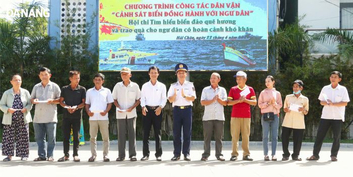 Ban Dân vận Thành ủy và Bộ Tư lệnh Vùng Cảnh sát biển 2 trao quà cho 20 hộ ngư dân có hoàn cảnh khó khăn thuộc quận Hải Châu. Ảnh: T.P