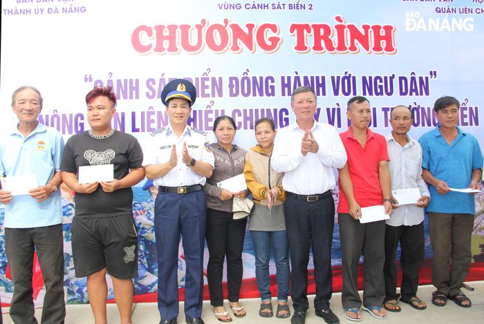 Ban Dân vận Thành ủy, Bộ Tư lệnh Vùng Cảnh sát biển 2 trao quà cho ngư dân hoàn cảnh khó khăn quận Liên Chiểu. Ảnh: X.H