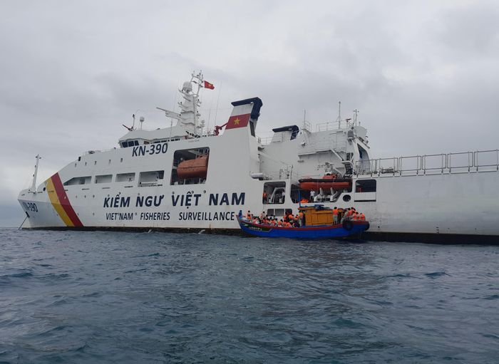 Đoàn công tác và đội ngũ phóng viên các cơ quan báo chí xuống thuyền nhỏ để vào đảo Lý Sơn. Ảnh: LÊ HÙNG