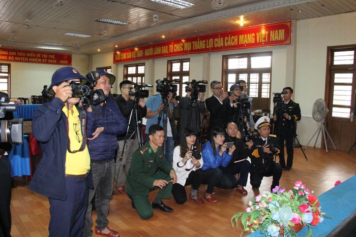 Các phóng viên tác nghiệp trong đợt đoàn công tác Bộ Tư lệnh Vùng 3 Hải quân ra thăm, tặng quà cán bộ, quân và dân huyện đảo Cồn Cỏ dịp Tết Quý Mão 2023. Ảnh: LÊ HÙNG