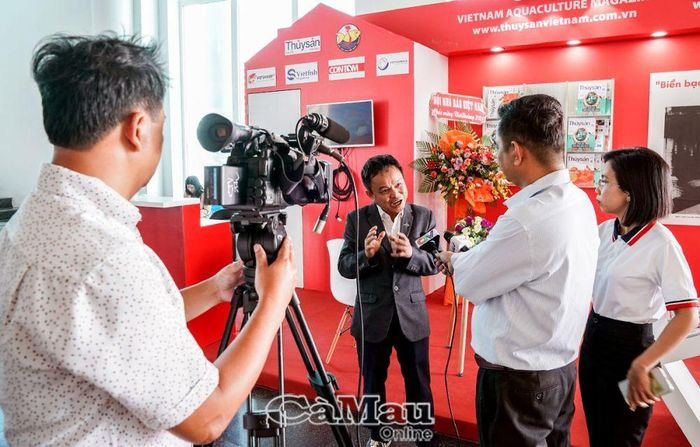 Phóng viên Ðài Phát thanh - Truyền hình tỉnh Cà Mau tác nghiệp tại sự kiện Triển lãm Quốc tế ngành Tôm tại Cà Mau.