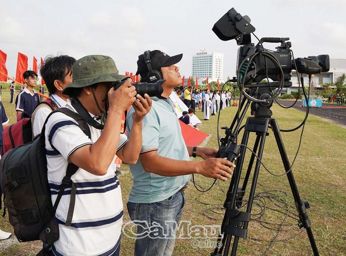 Nhà báo Thanh Minh (áo sọc), Báo Cà Mau, tác nghiệp tại sự kiện Hội khoẻ Phù Ðổng tỉnh Cà Mau.