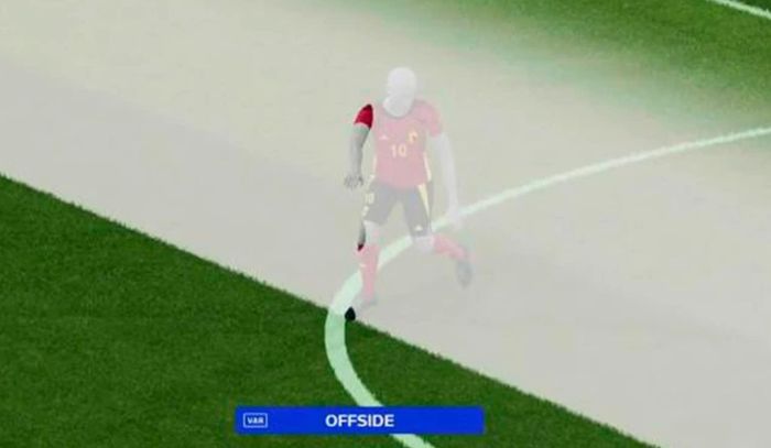 Lukaku bị bắt lỗi việt vị khi đang giơ tay xin bóng.