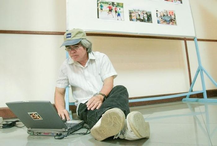 Nick Út, phóng viên người Mỹ gốc Việt với bức ảnh "Em bé napalm" nổi tiếng trên toàn thế giới, đang chọn ảnh trong giờ nghỉ ở lớp học năm 2005