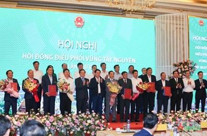  Trao quyết định quy hoạch vùng Tây Nguyên cho các địa phương tại hội nghị.