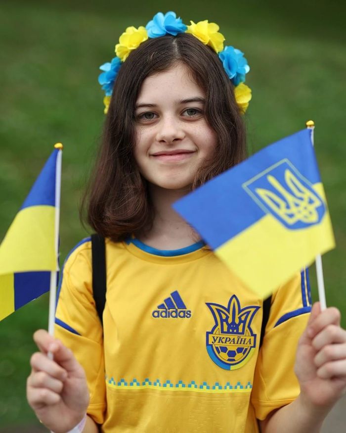 Cổ động viên nhí Ukraine