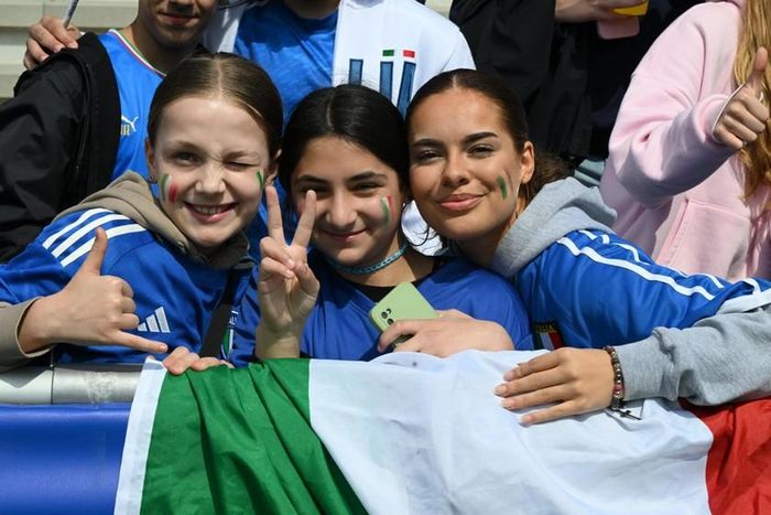 Khuôn mặt trẻ thơ của cổ động viên Italia