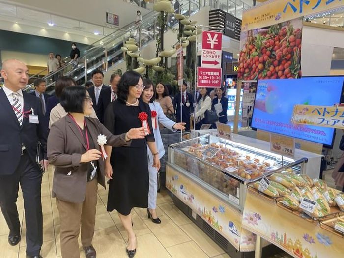 Thứ trưởng Bộ Công Thương Phan Thị Thắng tham quan gian hàng. Ảnh: Vụ Thị trường châu Âu - châu Mỹ