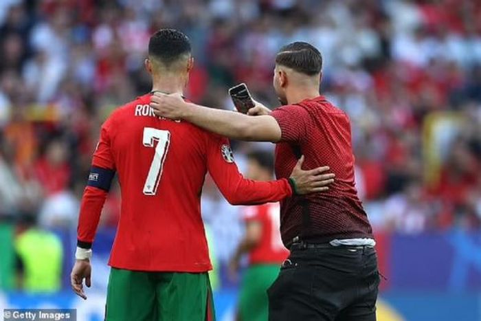 Nhiều cổ động viên khác cũng cố gắng tiếp cận CR7 trong thời gian trận đấu diễn ra. 