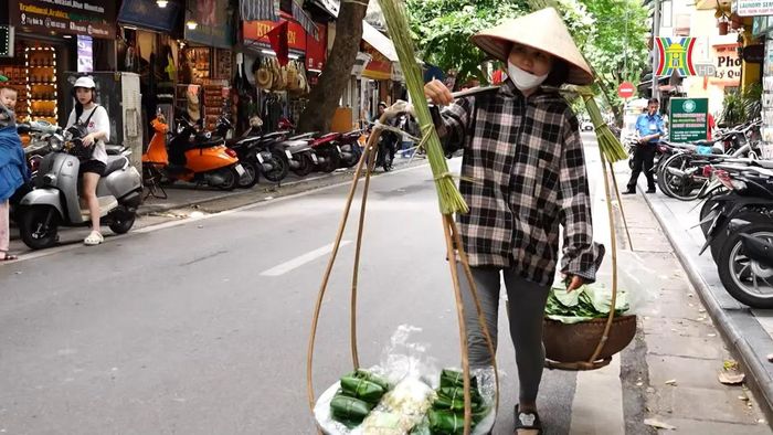 Hơn cả một thức quà, điều người ta yêu ở những gánh hàng rong chính là sự thân thuộc và yên bình dung dị.