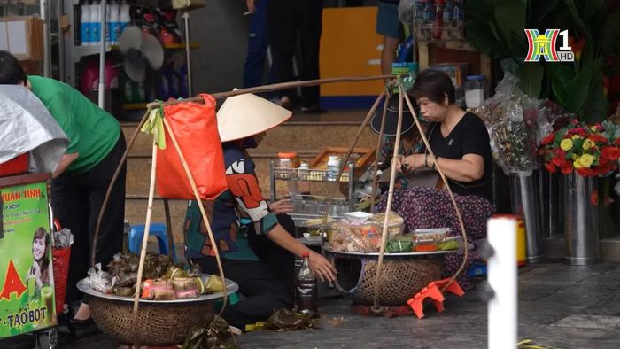 Đã nhiều thế kỷ trôi qua nhưng những gánh hàng rong vẫn lặng lẽ bên lề, âm thầm tồn tại như gìn giữ một nét đẹp văn hóa riêng của người Hà Nội.