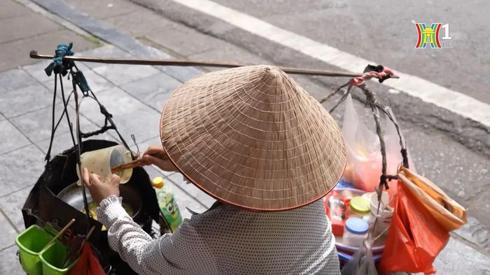Thực khách chỉ cần gọi với theo một gánh hàng rong vừa lướt qua, là ngay lập tức được phục vụ đồ ăn.