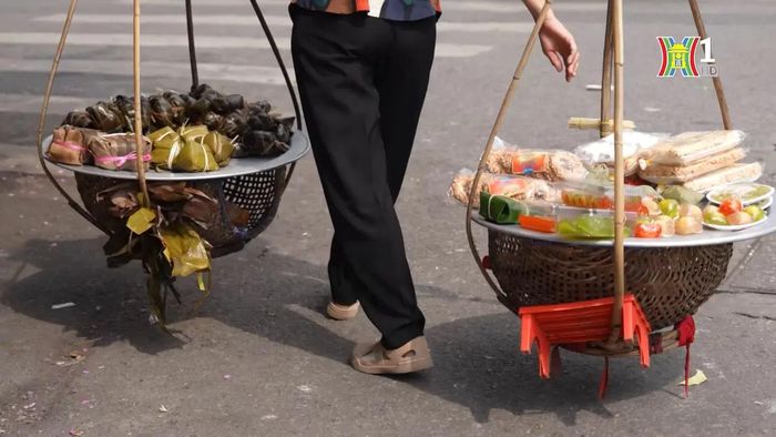 Với đôi quang gánh trên vai, những người bán rong lang thang trên các đường phố rao bán đủ các loại hàng mà người mua cần đến.