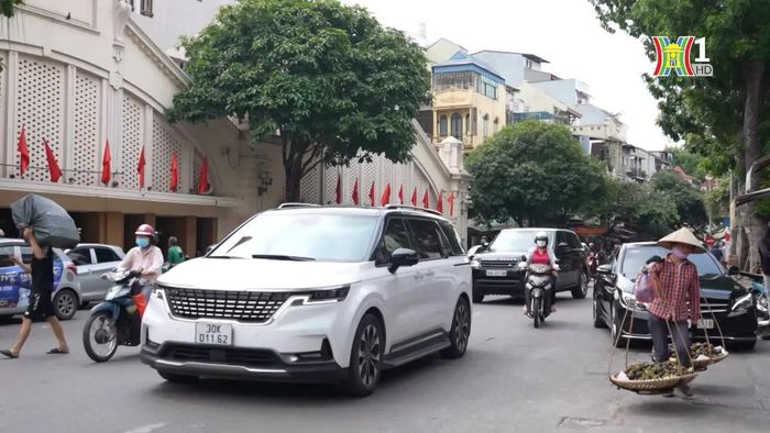 Gánh hàng rong ít khi dừng lại bên đường, cứ thong dong qua các con phố lớn, nơi tụ tập đông người, thi thoảng mới dừng lại nghỉ chân và bán hàng.