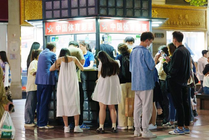 Dù nền kinh tế còn nhiều khó khăn, người dân vẫn sẵn sàng chi tiền cho những hy vọng đổi đời, dù nhỏ nhoi. Ảnh minh họa: VCG.