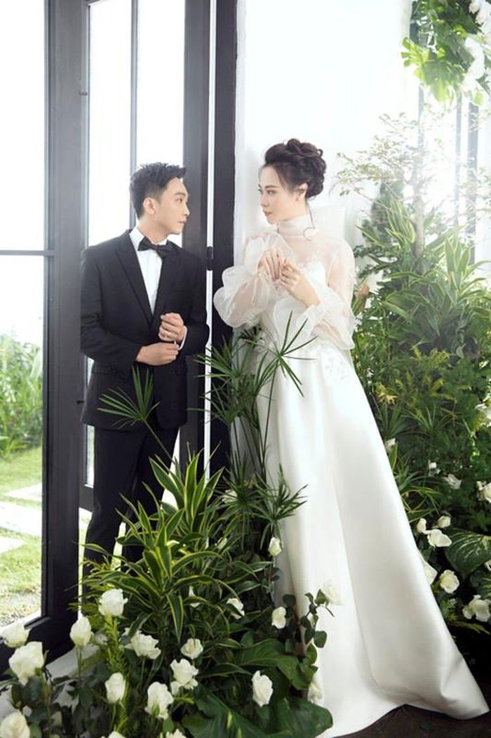 Cường Đô la và Đàm Thu Trang giải thích, lễ cưới có nhiều thiết bị, trong khi đó nhà hàng lại không đủ lượng người để quản lý. Vì lo lắng đến an toàn của các bé, cặp đôi không khuyến khích trẻ dưới 5 tuổi tham dự.