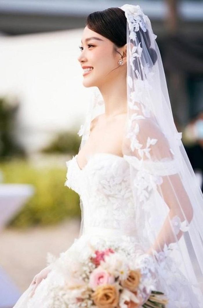 Trong đám cưới Minh Hằng, khách mời được yêu cầu đến sớm về muộn, mặc đúng dresscode, không "đính kèm" trẻ em vì đây là "tiệc người lớn". Ngoài ra, Minh Hằng lưu ý khách mời nữ không đi giày cao gót.