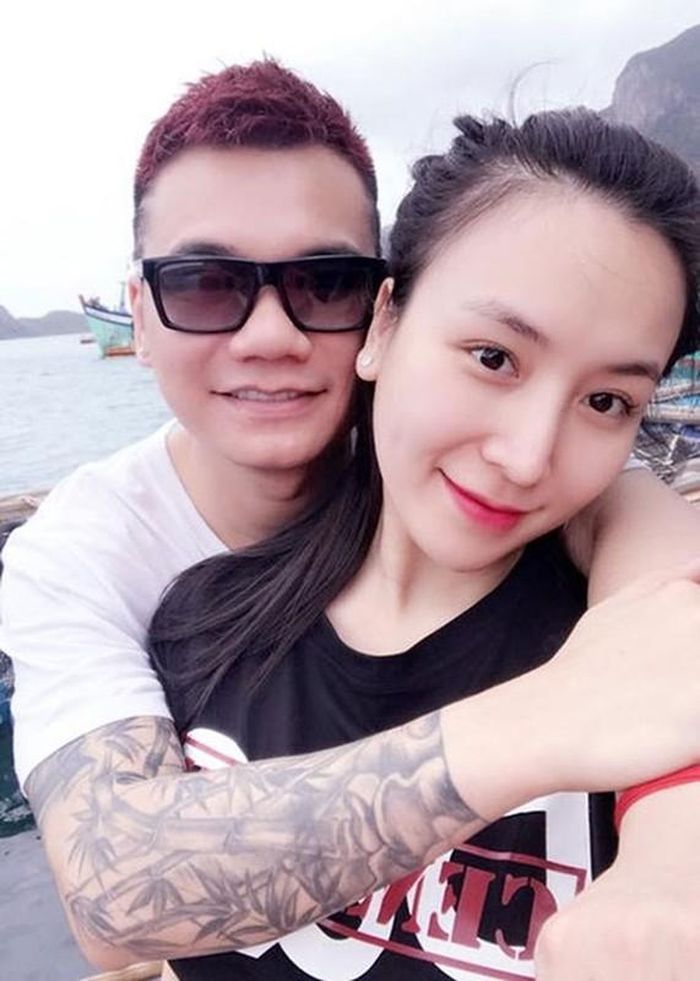 Khắc Việt yêu cầu khách mời tại đám cưới đến trước 30 phút và khi đến cần xuất trình thiệp mời, sẽ có người dẫn khách vào vị trí ngồi đã sắp xếp trước.