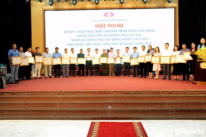 Các đồng chí Nguyễn Văn Đệ - Phó Chủ tịch UBND tỉnh và Phùng Thành Vinh - Giám đốc Sở Nông nghiệp và PTNT trao Bằng khen của UBND tỉnh cho các cá nhân. Ảnh: Xuân Hoàng