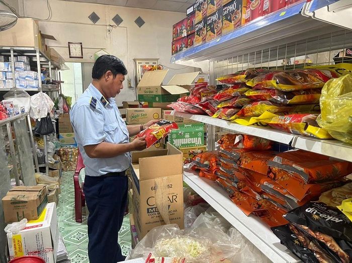 Lực lượng Quản lý thị trường tỉnh Tiền Giang kiểm tra cơ sở kinh doanh thực phẩm (Ảnh: Cục QLTT Tiền Giang)