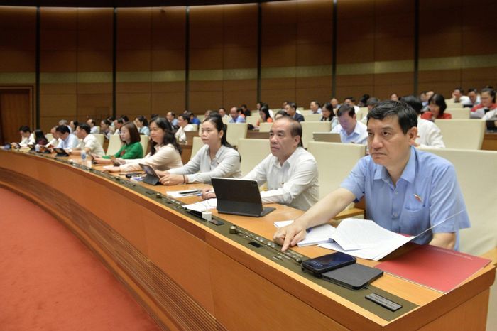 Các đại biểu Quốc hội bấm nút thông qua Luật Tổ chức Tòa án nhân dân (sửa đổi). Ảnh: Hồ Long