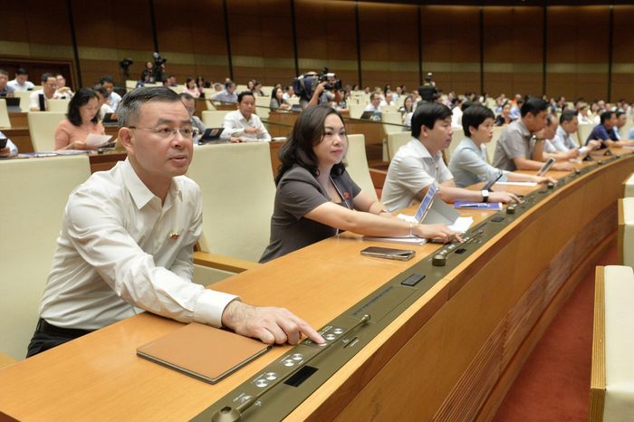 Các đại biểu Quốc hội bấm nút thông qua Luật Tổ chức Tòa án nhân dân (sửa đổi). Ảnh: Hồ Long