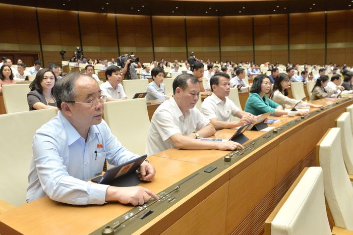 Các đại biểu Quốc hội bấm nút thông qua Luật Tổ chức Tòa án nhân dân (sửa đổi). Ảnh: Hồ Long