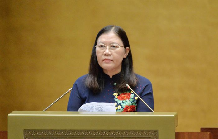 Chủ nhiệm Ủy ban Tư pháp Lê Thị Nga báo cáo tóm tắt giải trình, tiếp thu, chỉnh lý dự thảo Luật Tổ chức Tòa án nhân dân (sửa đổi). Ảnh: Hồ Long