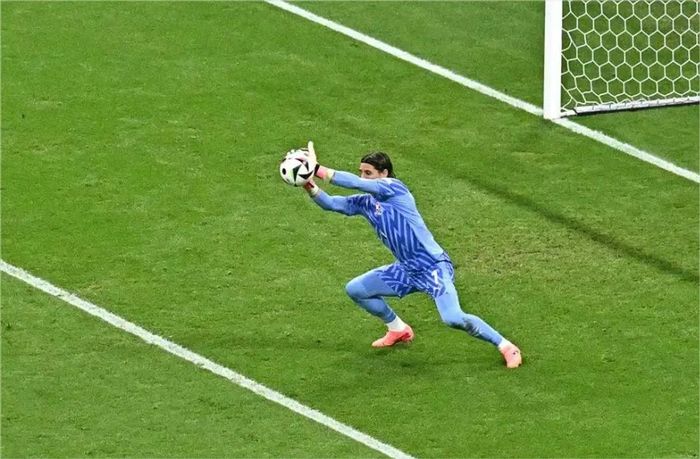Yann Sommer nhiều lần trong trận đấu làm nản lòng các chân sút của Die Mannschaft - Nguồn: UEFA
