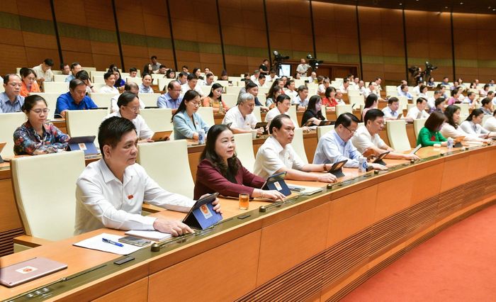 Các đại biểu Quốc hội đã biểu quyết thông qua Luật Tổ chức Tòa án nhân dân (sửa đổi) với 9 chương với 152 Điều. Ảnh: Quochoi.vn.