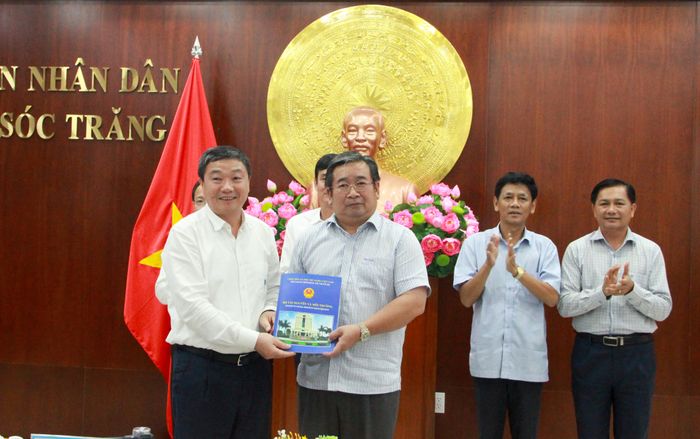 Bộ TN-MT bàn giao cho tỉnh Sóc Trăng kết quả đánh giá mỏ cát biển B1