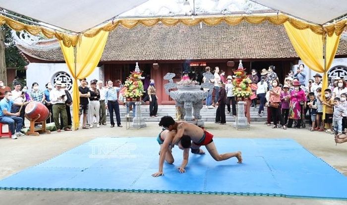 Vật cổ truyền là trò chơi dân gian không thể thiếu trong Lễ hội đền Lục Giáp. Ảnh: TL 