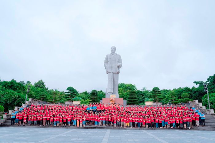 200 trại sinh trại hè "Kết nối yêu thương" năm 2024 dâng hoa và báo công với Bác tại Quảng trường Hồ Chí Minh. Ảnh: Tuyết Anh