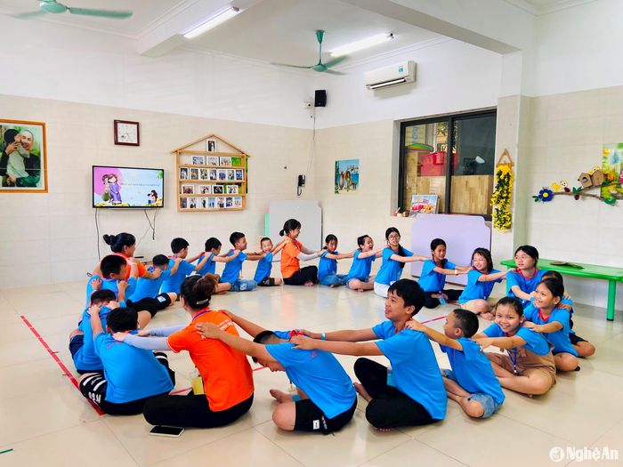200 trại sinh được chia làm 10 gia đình nhỏ với 10 chủ đề khác nhau. Ảnh: Tuyết Anh