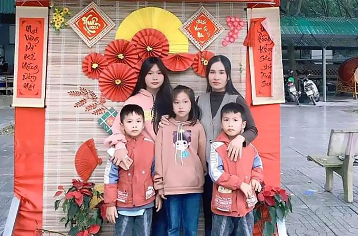 Trà My (ở giữa) cùng mẹ, chị gái và 2 em trai. Ảnh: NVCC