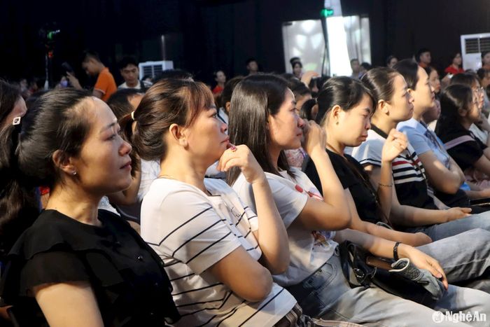 Hầu như tất cả những người tham gia sự kiện lễ bế mạc đều không giấu được xúc động khi lắng nghe chia sẻ của các con về bố, mẹ. Ảnh: Diệp Thanh