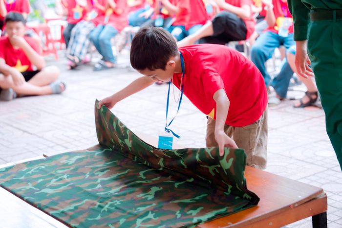 Với nhiều bạn nhỏ, đây là lần đầu tiên xa nhà, tham gia trại hè và thực hành tự lập. Ảnh: Tuyết Anh