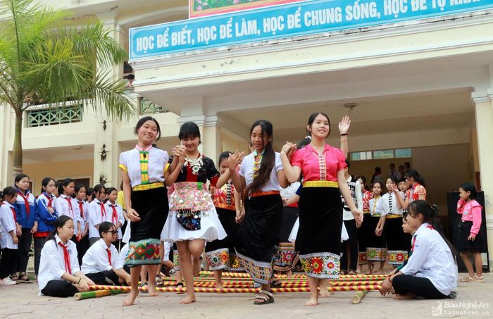 Học sinh con em đồng bào các dân tộc ở Kỳ Sơn được tạo cơ hội học tập với nhiều chính sách hỗ trợ của Đảng, Nhà nước. Ảnh tư liệu
