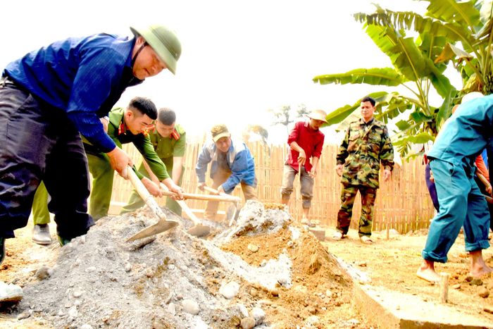 Cán bộ, đảng viên và người dân ở Kỳ Sơn tham gia xây dựng nhà cho người nghèo, làm đường giao thông thôn, bản. Ảnh: Hoài Thu