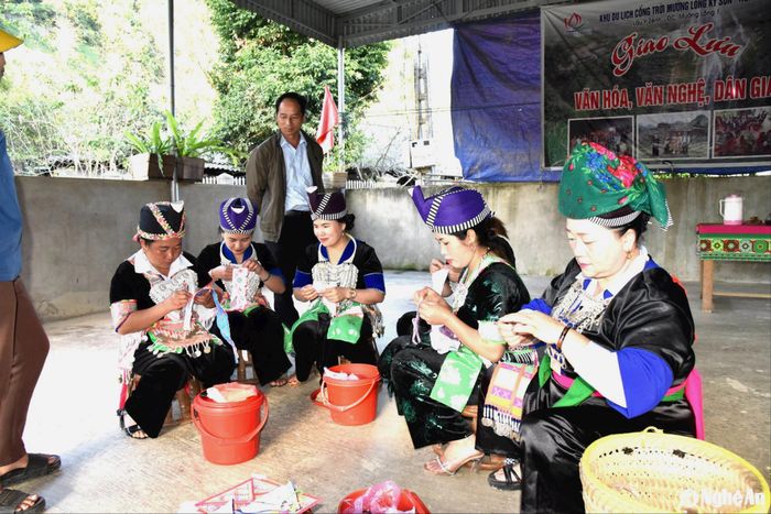 Đồng bào dân tộc Mông ở Mường Lống phát huy nghề truyền thống phục vụ du lịch cộng đồng. Ảnh: HT
