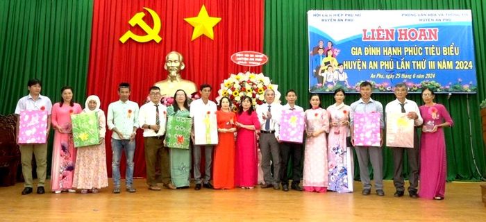Tặng quà lưu niệm và tuyên dương 28 gia đình hạnh phúc tiêu biểu huyện An Phú lần thứ III/2024