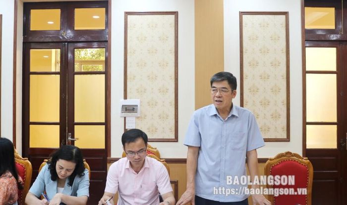 Đồng chí Hoàng Đình Hôm, Tỉnh ủy viên, Tổng Biên tập Báo Lạng Sơn phát biểu ý kiến tại hội nghị