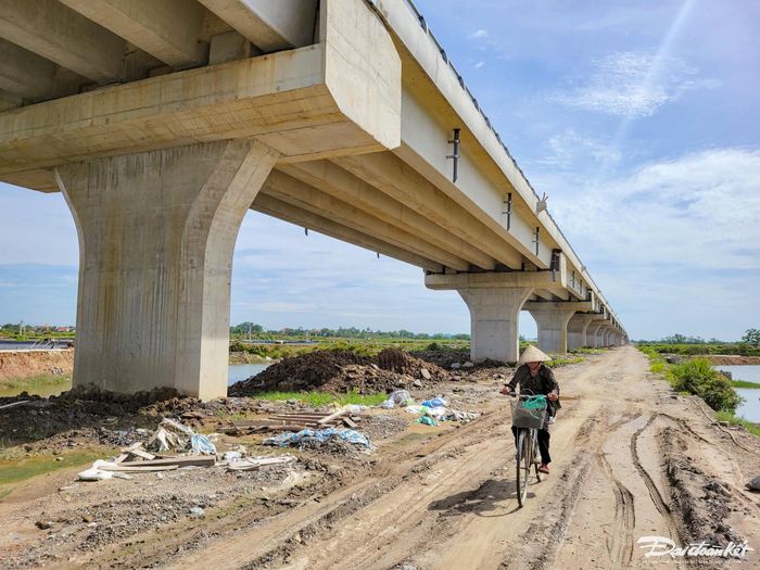 Theo BQLDA ĐTCTGT tỉnh Thanh Hóa, để thi công cây cầu này, chủ đầu tư và các nhà thầu đã phải giải phóng đền bù 10 đầm nuôi tôm của người dân với tổng diện tích đất để xây dựng là 3ha. Ảnh: Đình Minh