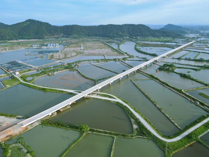 Cụ thể, trong hạng mục cầu gồm có 4 cây cầu, tiến độ hiện tại cụ thể là: Cầu Mỹ Liên đạt khoảng 16,5/23,45 tỷ đồng (đạt 70%), cầu Lạch Sung khoảng 268,7/301,604 tỷ đồng (đạt 89%), cầu Nam Khê khoảng 85,5/118,467 tỷ đồng (đạt 72%), cầu Lạch Trường khoảng 399,5/427,06 tỷ đồng (đạt 94%). Ảnh: Đình Minh